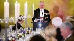 Der britische König Charles III. hat sich am Mittwoch seiner Tischrede beim Staatsbankett im Schloss Bellevue in Berlin zum Ausbau der Zusammenarbeit mit Deutschland bekannt. (Bild: AFP/Pool/Bernd von Jutrczenka)