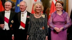 Deutschlands Bundespräsident Frank-Walter Steinmeier, König Charles, Camilla, die Queen Consort, und Elke Buedenbender (Bild: APA/AFP/POOL/Matthias Schrader)