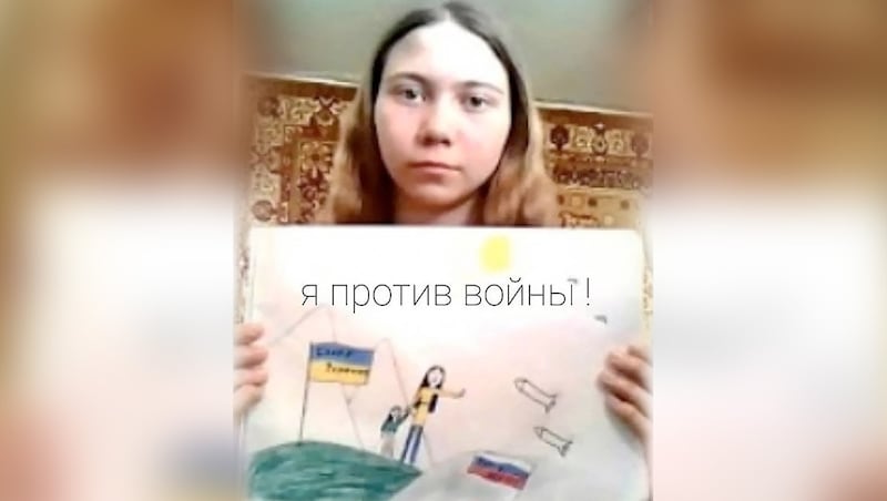 This image got Masha (13) into a lot of trouble. (Bild: twitter.com/4freerussia_org Krone KREATIV)