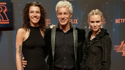 Gedeon Burkhard mit seinen beiden Freundinnen Sasha Veduta (links) und Ann-Britt Dittmar (Bild: Bieber, Tamara / Action Press / picturedesk.com)