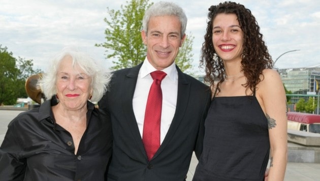 Gedeon Burkhard mit Mama Elisabeth von Molo und Freundin Sascha Veduta (Bild: AEDT / Action Press / picturedesk.com)