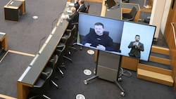 Der ukrainische Präsident Wolodymyr Selenskyj spricht im Parlament. (Bild: APA/Robert Jäger)