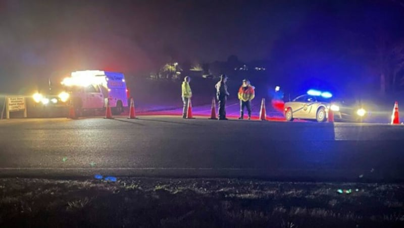 Einsatzkräfte nahe der Absturzstelle im Landkreis Trigg, wo am Mittwochabend zwei Hubschrauber der US-Armee abgestürzt sind. (Bild: Brandon Smith/WSMV-TV via AP)