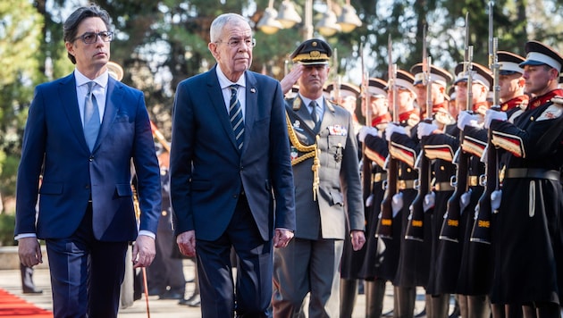 Nordmazedoniens Staatspräsident Stevo Pendarovski und Alexander Van der Bellen (Bild: APA/BUNDESHEER/CARINA KARLOVITS)