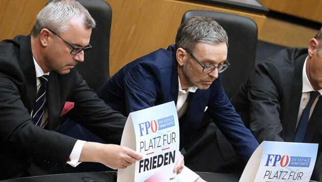 Zunächst protestierten Herbert Kickl, Norbert Hofer und die anderen FPÖ-Abgeordneten mittels Schildern, dann verließen sie sogar den Plenarsaal. (Bild: APA/ROBERT JÄGER)