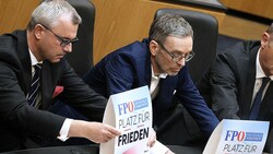 Zunächst protestierten Herbert Kickl, Norbert Hofer und die anderen FPÖ-Abgeordneten mittels Schildern, dann verließen sie sogar den Plenarsaal. (Bild: APA/ROBERT JÄGER)