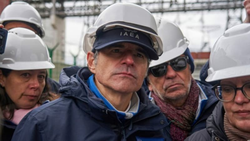 Nach seinem zweiten Besuch im von Russland besetzten ukrainischen AKW Saporischschja hat der Chef der Internationalen Atomenergiebehörde (IAEA), Rafael Grossi, am Mittwoch vor einer Zuspitzung der Lage gewarnt. (Bild: APA/AFP/Andrey Borodulin)