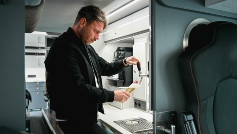 Wolfgang Wiesinger beim Zapfen eines Biers in der Bus-Maßanfertigung für das Familienuternehmen. (Bild: Markus Wenzel)