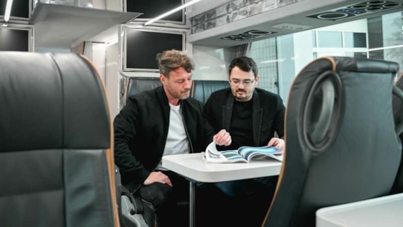 „Die Menschen sehnen sich nach Sicherheit“, sagen Wolfgang (l.) und Werner Wiesinger, hier in ihrem Bistrobus. (Bild: Markus Wenzel)