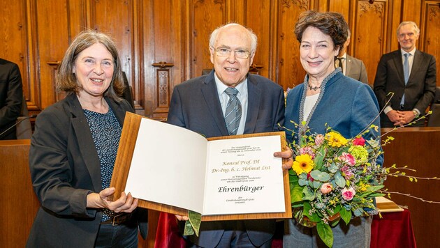 Helmut List wurde von Bürgermeisterin Elke Kahr die Ehrenbürgerurkunde überreicht. Auch dessen Ehefrau Kathryn freute sich. (Bild: Foto Fischer, Graz)