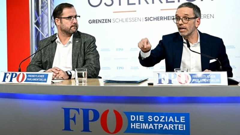 FPÖ-Generalsekretär Christian Hafenecker und FPÖ-Bundesparteiobmann Herbert Kickl sehen sich als die einzigen Hüter der österreichischen Neutralität. (Bild: APA/HELMUT FOHRINGER)