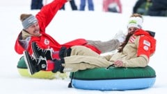 Manuel Feller und MIrjam Puchner lieferten sich beim „ÖSV KinderSchneeTag“ in Saalbach-Hinterglemm ein hitziges „Ring-Rennen“. (Bild: GEPA pictures)