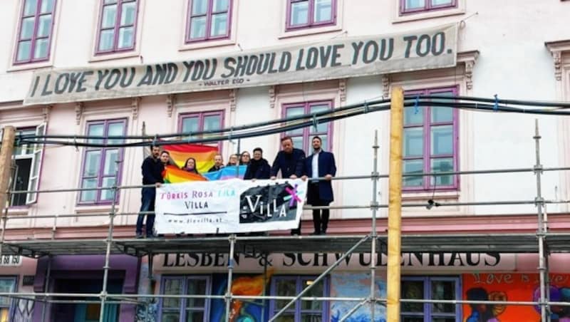 Wenige Stunden nach dem Angriff besuchte Nationalratsabgeordneter Mario Lindner gemeinsam mit Mariahilfs Bezirksvorsteher Markus Rumelhart (beide SPÖ) die Rosa-Lila Villa. (Bild: SoHo)