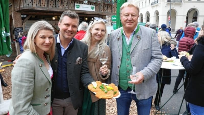 Der Grossauerclan - Isabella, Christoph Widakovich und Herti sowie Capo Franz - erfüllt kulinarische Gelüste. (Bild: Jöchl Martin)