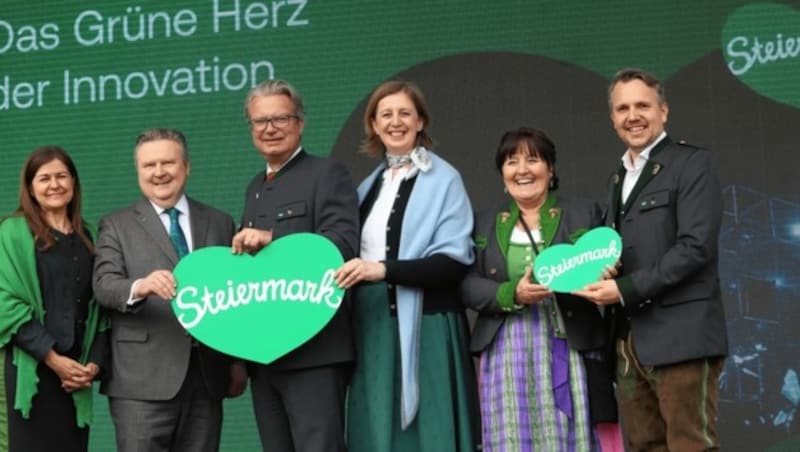 Das Herz am rechten Fleck: Doris Kampus, Wiens Bürgermeister Michael Ludwig, mit LH Christopher Drexler, Tourismuslandesrätin Barbara Miedl-Eibinger, Landtagspräsidentin Manuela Khom, Michael Feiertag (v. li.) (Bild: Jöchl Martin)