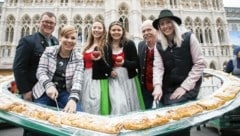 Die Skistars Nici Schmidhofer (li.) und Conny Hütter genossen den superlangen Apfelstrudel (Bild: Steiermark Tourismus/Jürgen Hamm)