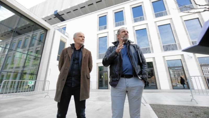 Die Architekten Ferdinand Certov (links) und Roland Winkler (rechts) führten durch „ihr“ Museum. (Bild: Gerhard Bartel)