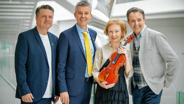 Hatten die Idee zur Luxus-Geige: Karl Großschädl, Geigenbauer Edgar Russ und Kurt Assam (v. li. n. re.) - Geigerin Elena Denisova spielte bei der Präsentation in Wien auf der „Osmium Violine“. (Bild: Osmium-Art)