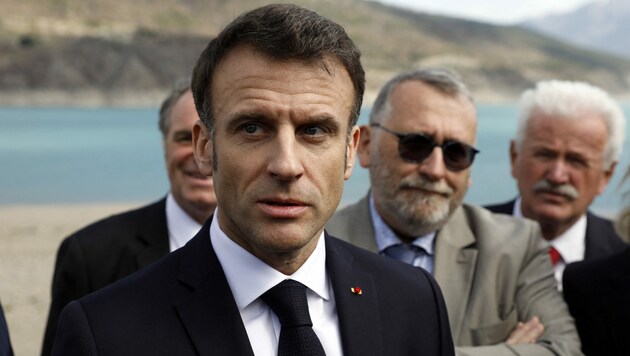 Der französische Präsident Emmanuel Macron sprach bei seiner Ankunft in Savines-Le-Lac zu Journalisten. (Bild: AFP)