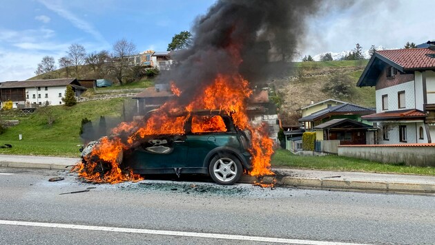 Das Auto brannte völlig aus (Bild: Zeitungsfoto.at/Team)