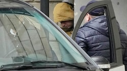 Der Mann mit der gelben Jacke ist der US-Reporter Gershkovich. (Bild: ASSOCIATED PRESS)