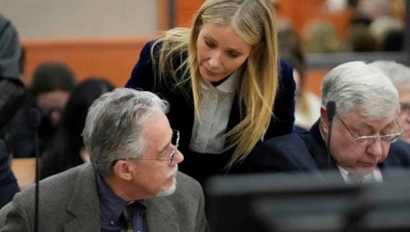 Gwyneth Paltrow spricht am Ende des Prozesses mit dem pensionierten Optiker Terry Sanderson, der von der Schauspielerin wegen eines Skiunfalls Schadenersatz gefordert hatte. (Bild: APA/AP Photo/Rick Bowmer, Pool)