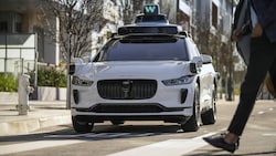 Uber stieß die eigene Entwicklung selbstfahrender Autos Ende 2020 ab. Zuvor sorgte ein Testfahrzeug für den einzigen bisher bekanntgewordenen Todesfall mit einem Roboterauto. (Bild: Waymo)