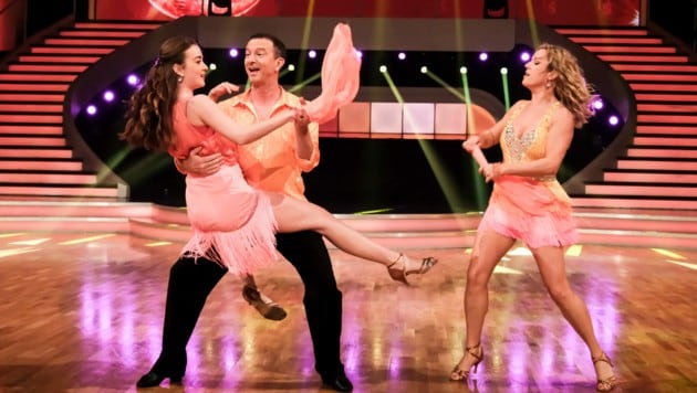 Alexander Pointner und Manuela Stöckl tanzten gemeinsam mit Alexanders Tochter Paula Pointner einen Jive zu „Shake It off“. (Bild: ORF)
