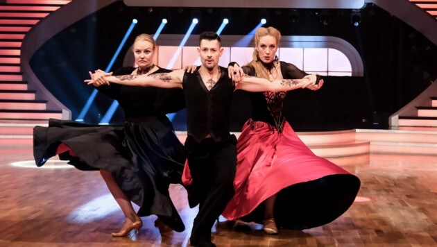 Lilian Klebow und Florian Gschaider tanzten gemeinsam mit Lilians Freundin und Florians ehemaliger „Dancing Stars“-Tanzpartnerin Verena Scheitz, mit der er den ORF-1-Tanzevent 2016 gewonnen hatte, einen Tango zu „Bad Habits“. (Bild: ORF)