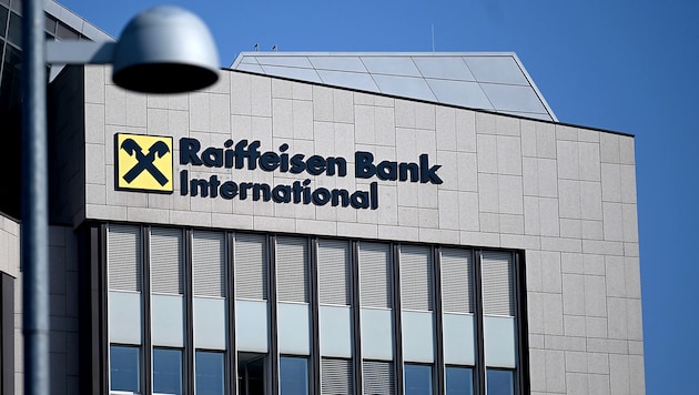 RBI plant über ihre Russland-Tochter den Kauf an Strabag-Anteilen. (Bild: APA/Roland Schlager)