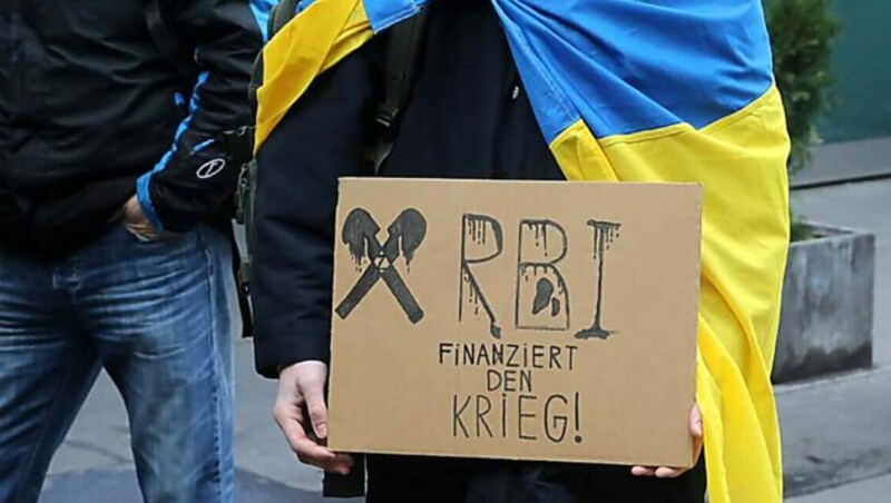 Protest gegen die Geschäfte der RBI in Russland während der jüngsten Hauptversammlung der Bank in Wien (Bild: APA/HERWIG G. HOELLER)