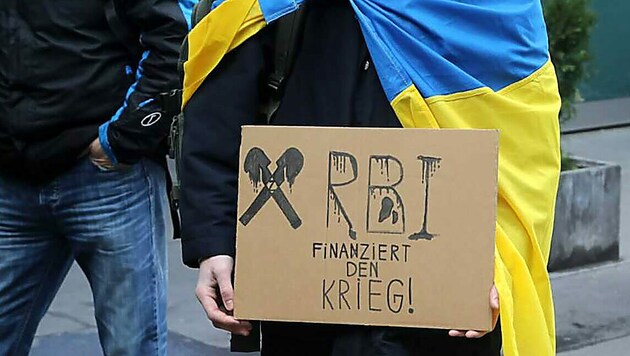 Protest gegen die Geschäfte der RBI in Russland während der jüngsten Hauptversammlung der Bank in Wien (Bild: APA/HERWIG G. HOELLER)