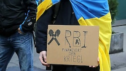 Protest gegen die Geschäfte der RBI in Russland während der jüngsten Hauptversammlung der Bank in Wien (Bild: APA/HERWIG G. HOELLER)