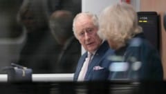 König Charles und die Queen Consort, Camilla, fahren mit einem regulären ICE der Deutschen Bahn von Berlin nach Hamburg. (Bild: APA/AP Photo/Markus Schreiber)