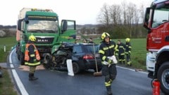 Der Pkw des Slowaken (55) rammte den Holztransporter. (Bild: laumat.at/Matthias Lauber)