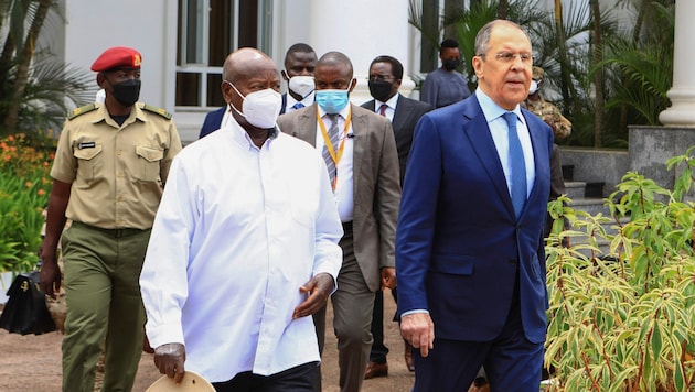 Good relations: Russia's foreign minister lobbies in Uganda, President Museveni (with mask) makes homosexuality punishable by death. (Bild: Hajarah Nalwadda / AP / picturedesk.com)