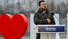 Der ukrainische Präsident Wolodymyr Selenskyj bei der Gedenkveranstaltung zum Massaker in Butscha (Bild: APA/AFP/Sergei SUPINSKY)