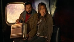 Keinen Plan, aber irgendwie finden sie dann doch wieder aus der Patsche: Jennifer Aniston und Adam Sandler als dilettantische Ermittler. (Bild: © 2023 Netflix, Inc.)