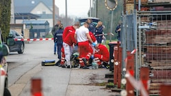 Ein 40-jähriger Bosnier erlag im Krankenhaus Wels seinen schweren Verletzungen. (Bild: laumat.at/ Matthias Lauber, Krone KREATIV)