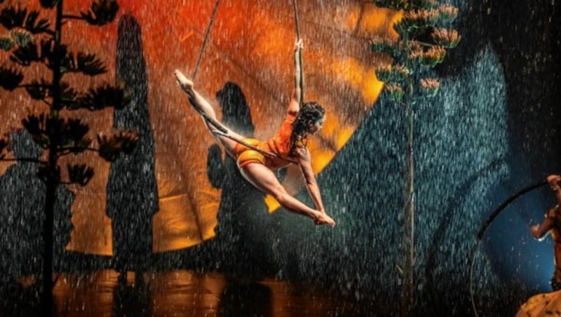 Ein großer Pool auf der Bühne und Regenwände sorgen für eine besondere, magische Atmosphäre auf der Bühne. 
 (Bild: Anne Colliard/Cirque du Soleil)