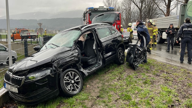 Das Auto des 18-Jährigen und der Lkw wurden stark beschädigt (Bild: Zeitungsfoto.at | Daniel Liebl)