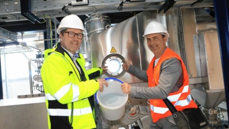 Chef André Aßmann und Bürgermeister Markus Lakounigg präsentieren das Granulat aus dem Extruder. (Bild: Rojsek-Wiedergut Uta)