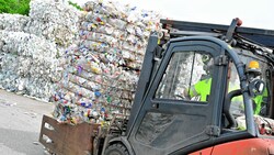 Diese Plastikmüllberge werden in der Anlage zu einem Granulat verarbeitet. (Bild: EVELYN HRONEK)