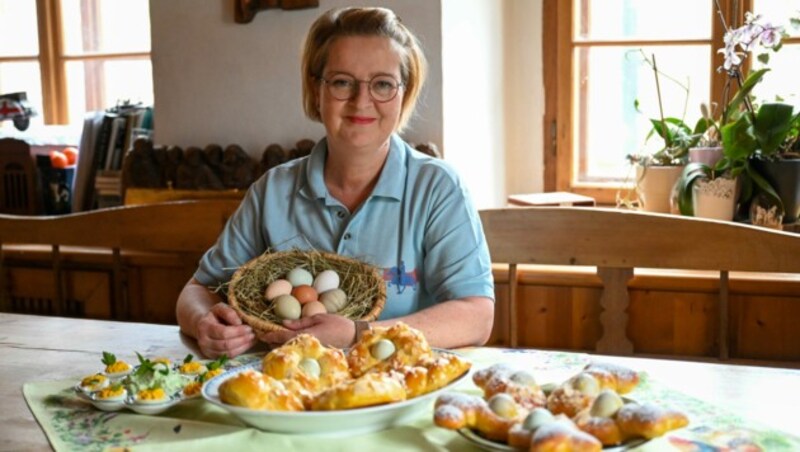 Ursula Thaller greift auf die Eier auch beim Backen zurück, wie etwa zu Ostern beim Brioche. (Bild: Markus Wenzel)