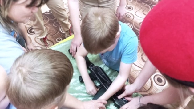In Russland sollen Kinder immer früher den Umgang mit Waffen lernen. Psychologen schlagen Alarm. (Bild: vk.com/club203867609)