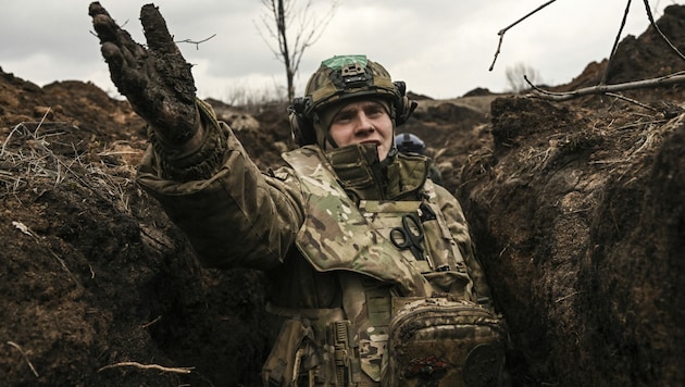 Die Richtung der ukrainischen Soldaten scheint klar - man will von Russland besetzte Gebiete wieder zurückerobern. (Bild: AFP/Aris Messinis)