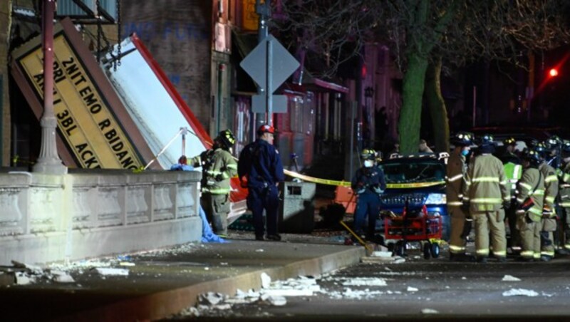 In der Kleinstadt Belvidere ist infolge eines schweren Unwetters das Dach eines Theaters eingebrochen. Zum Zeitpunkt des Einsturzes herrschte ein Sturm mit Geschwindigkeiten von rund 145 km/h. (Bild: AP)