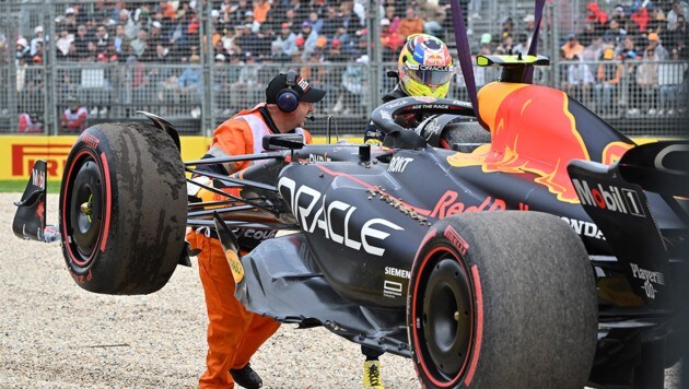 Red-Bull-Pilot Sergio Perez landet in Q1 im Kies. (Bild: APA/AFP/Paul CROCK)