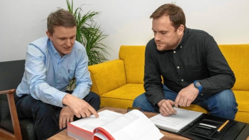 Andreas Steinmayr (li.) im Gespräch mit dem „Krone“-Redakteur Manuel Schwaiger. (Bild: zeitungsfoto.at/Liebl Daniel)