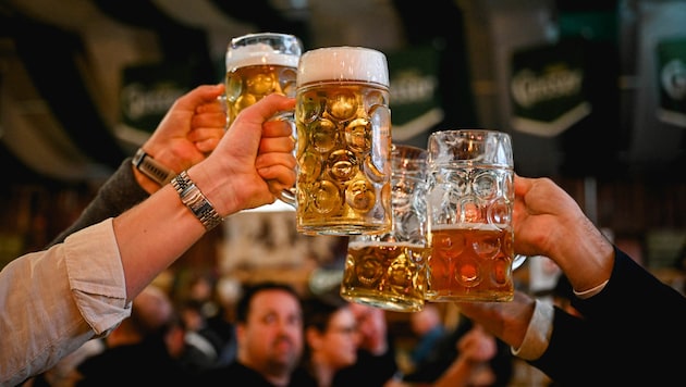 Prost! Beim Welser Volksfest fließt das Bier wieder in Strömen - trotz der stolzen Preise. (Bild: Markus Wenzel)